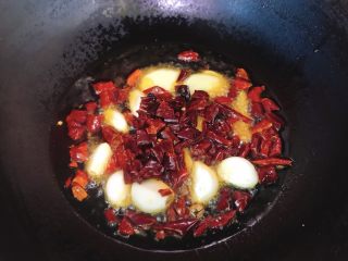 吃鸡➕鸡煲火锅,再加入干辣椒包……有点油温的时候就加入，千万别等油烧热了……那样会把辣椒烧糊的，会影响整体口味！