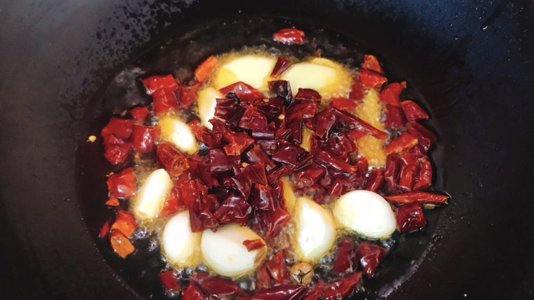 吃鸡➕鸡煲火锅,再加入干辣椒包……有点油温的时候就加入，千万别等油烧热了……那样会把辣椒烧糊的，会影响整体口味！