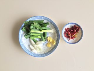 宣威+小炒肉,蒜苗洗净切段，大葱切斜段，姜切片，干辣椒切段