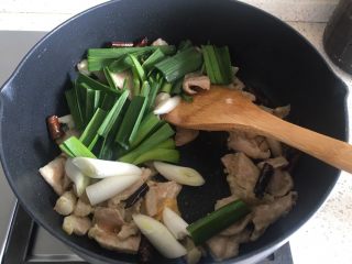 宣威+小炒肉,肉片变色后，倒入蒜苗段和葱段，翻炒