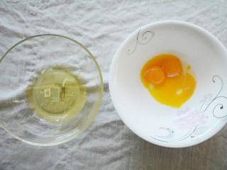 超详细的新手版原味6寸戚风,蛋清蛋黄分离，放蛋清的碗一定要无水无油，不然影响蛋白的打发