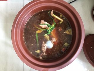 东北·乱炖,把煮开的汤倒入紫砂锅内，开启炖汤模式，2个半小时