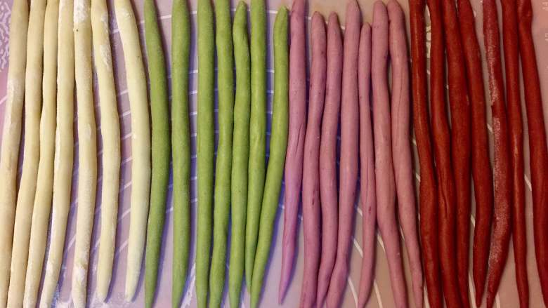 多彩绣球豆沙包,重复以上步骤，把四种颜色的长条分别揉成7条等长等粗的长条。全程盖保鲜膜，防止变干。