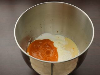 黄金吐司,混合除黄油外所有材料，启动揉面，起筋膜时加入黄油继续揉