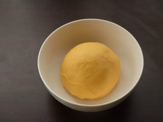 黄金吐司,整理滚圆，密封放在约28度环境下发酵