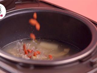 电饭煲养胃莲子猪肚汤,开盖加入适量盐、枸杞，盖上盖子焖10分钟
