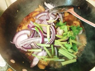 吃鸡➕鸡煲火锅,翻炒均匀后再加入洋葱和芹菜，炒断生即可！