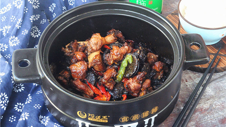 湖南+湘西血粑鸭,热乎乎的最好吃。