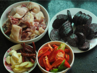 湖南+湘西血粑鸭,鸭子切小块，血粑切厚片，姜蒜辣椒切好备用