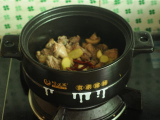 湖南+湘西血粑鸭,放入姜片、干辣椒、蒜子