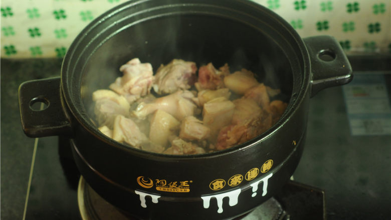 湖南+湘西血粑鸭,砂锅倒入油，烧热，将鸭肉块倒进去，翻炒至金黄色