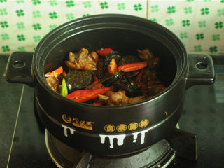 湖南+湘西血粑鸭,锅里微微留少许汁，放入新鲜辣椒片翻炒，略微焖一下，一分钟左右