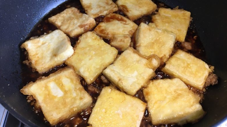 山东·锅塌豆腐,下煎好的豆腐，慢火煮，用淀粉调一点淀粉水，倒入锅内