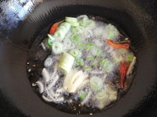 卤面,花椒爆香后捞出，放入干红辣椒，姜和葱爆香