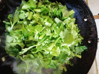 卤面,翻炒肉丝熟后放入切好的蒜薹和芹菜