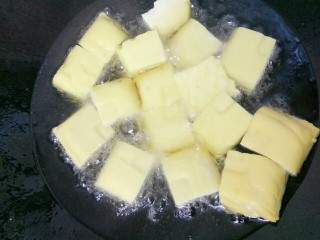 揭阳+炸豆腐,热锅倒入油，油热后放入豆腐，轻轻摇一下锅防黏底