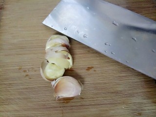 揭阳+炸豆腐,炸豆腐的同时蒜头用刀拍扁容易去皮