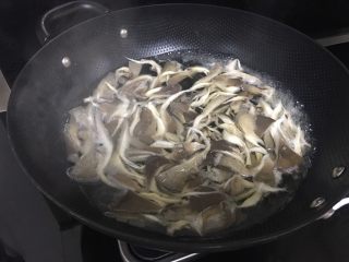 蒜苗炒蘑菇,倒入洗净的蘑菇，水开后煮3至5分钟