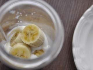 早安早餐+营养早餐组合,香蕉段+酸奶倒入果汁机中，搅打陈香蕉酸奶糊。