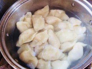 猪肉莲藕饺子,开水下锅，煮开后再加3次水即可。