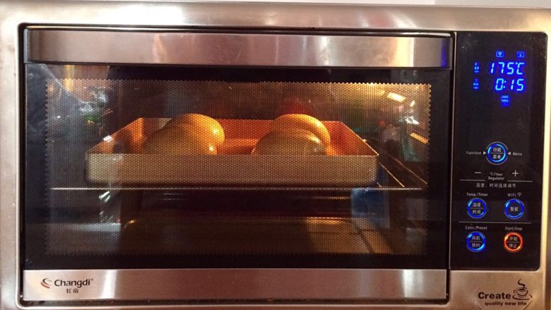圣诞老人小餐包,入预热好的烤箱中层，上下火175度约15分钟。（待上色后可盖锡纸防止颜色过深）