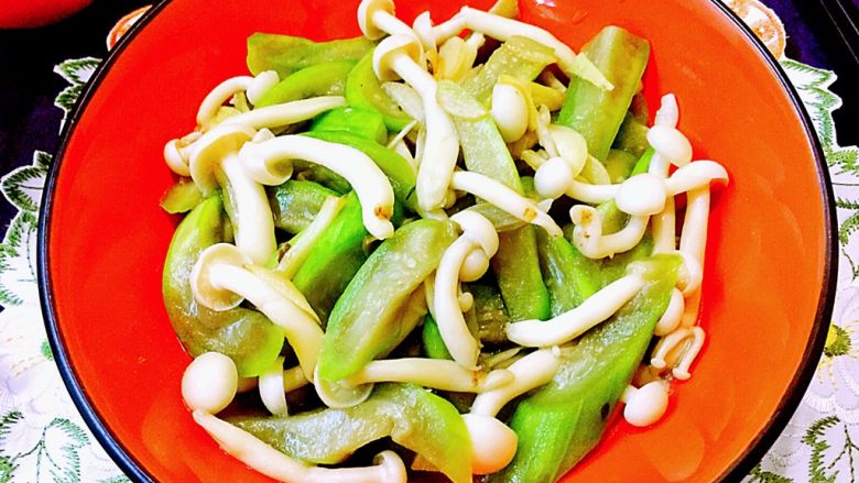 丝瓜烩白玉菇,成品