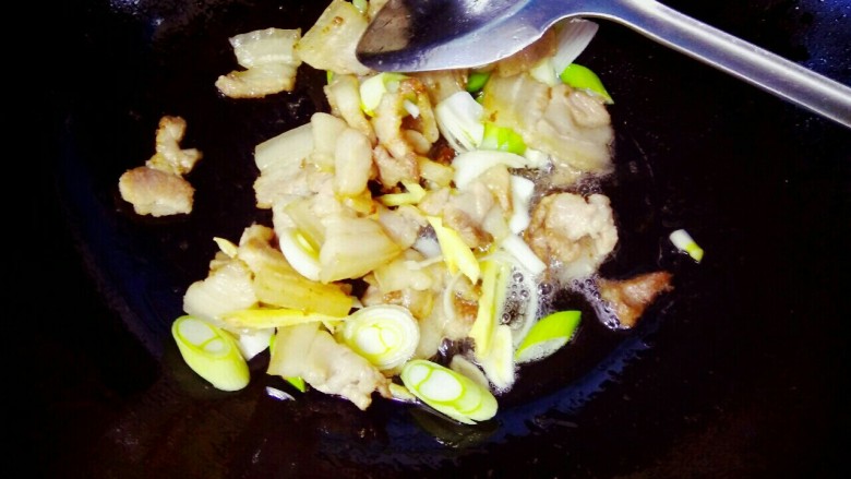 豆豉香菇五花肉,放入葱姜蒜炒香
