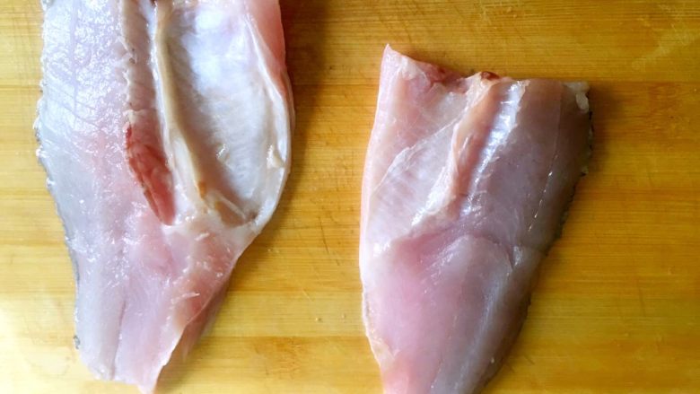菊花鱼,横刀切下两片鱼肉