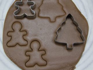 圣诞姜饼人,用擀面杖擀面，擀成厚度适中的，大概2~3mm左右 ，用饼干模具轻轻印下