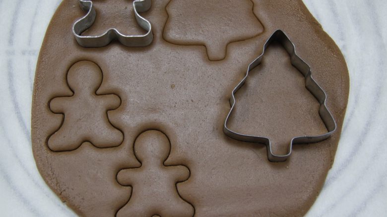 圣诞姜饼人,用擀面杖擀面，擀成厚度适中的，大概2~3mm左右 ，用饼干模具轻轻印下