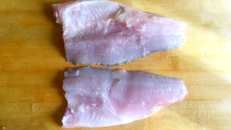 菊花鱼,两片鱼肉处理干净