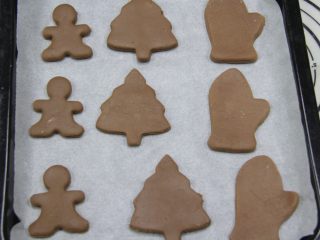 圣诞姜饼人,把印好的饼干放在垫有油纸的烤盘上，中间需要留点空隙