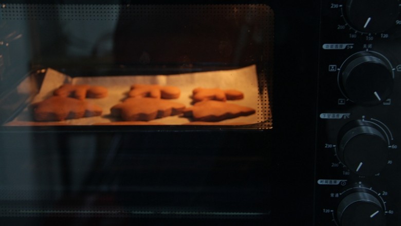 圣诞姜饼人,放入预热好的烤箱，上下火170度烤15分钟左右