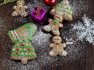 圣诞姜饼人,然后在上面撒些糖粉做装饰