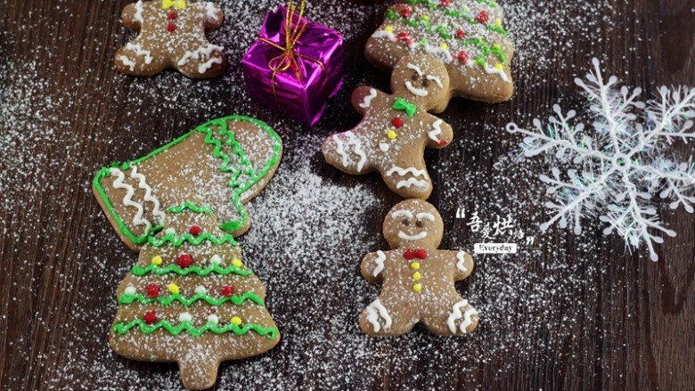 圣诞姜饼人,然后在上面撒些糖粉做装饰