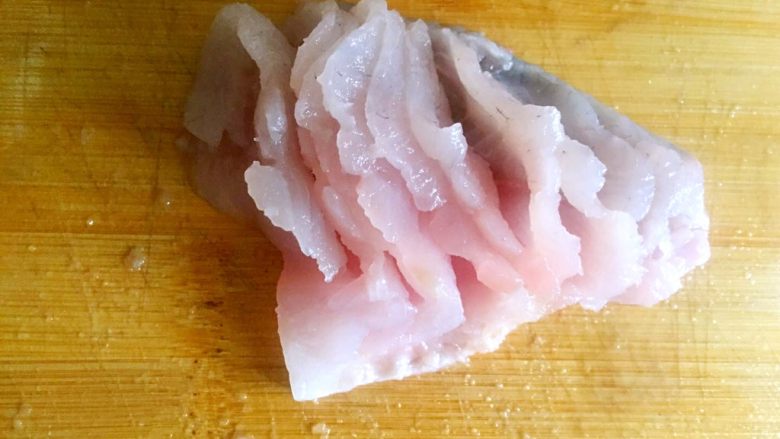 菊花鱼,余下三块鱼肉都用相同方法进行刀工处理
