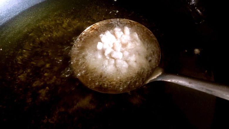 菊花鱼,油温烧至7成以上，鱼肉放入漏勺，放入油锅中炸