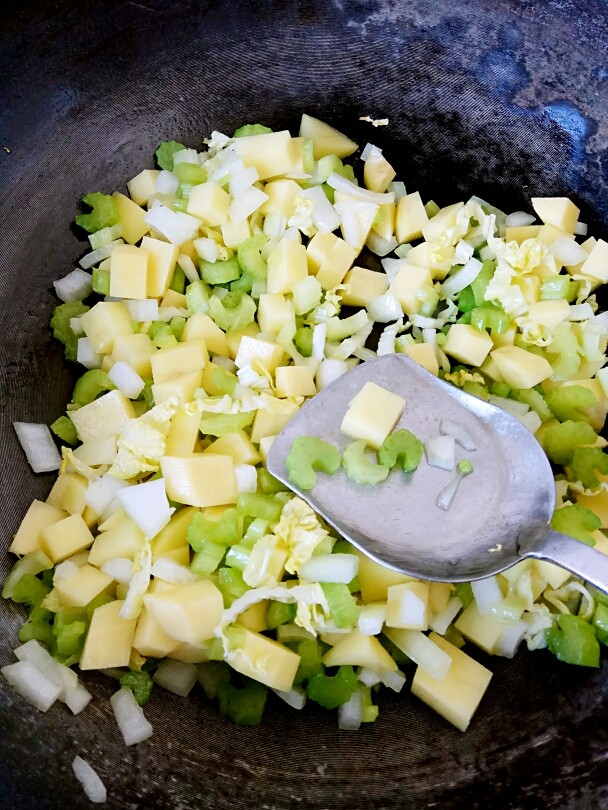 罗宋汤，冬日暖身更暖心,所有的蔬菜入锅翻炒，炒出香气。