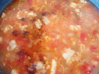 罗宋汤，冬日暖身更暖心,这时候可以转大火，加入炒好的面粉，并搅拌，直到汤变得浓稠，再搁适量黑胡椒提味。