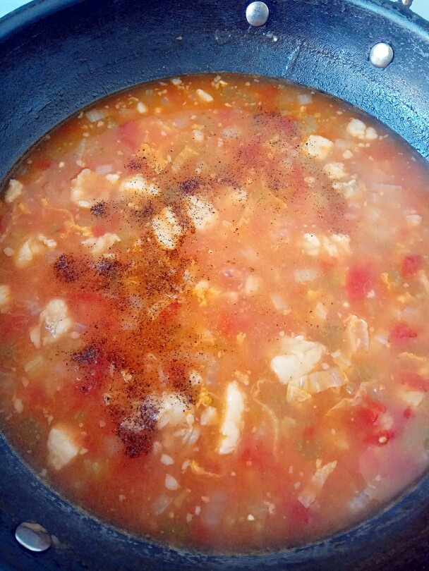 罗宋汤，冬日暖身更暖心,这时候可以转大火，加入炒好的面粉，并搅拌，直到汤变得浓稠，再搁适量<a style='color:red;display:inline-block;' href='/shicai/ 134333'>黑胡椒</a>提味。