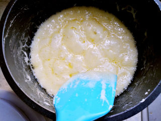  牛轧饼,开小火翻炒至棉花糖融化，与黄油混合均匀