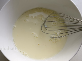 抹茶毛巾卷,一个鸡蛋和牛奶搅拌均匀