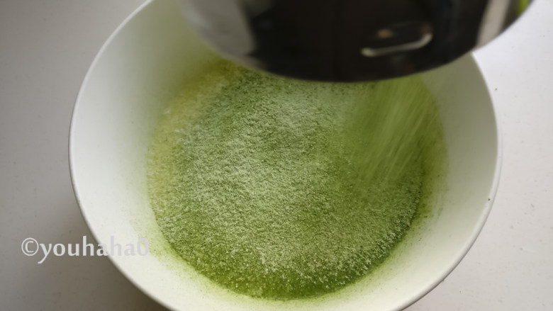 抹茶毛巾卷,抹茶粉和预拌粉混合后，过筛至牛奶中