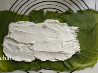 抹茶毛巾卷,把淡奶油涂抹在饼皮的中间，大致抹平，饼皮的尾部不要放奶油
