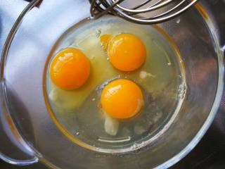 红丝绒裸蛋糕（6寸）,准备好材料，蛋清蛋黄分离。装蛋清盆要无油无水，蛋清内一定不能掺一点点蛋黄，否则很难打发。（分离蛋清蛋黄我喜欢全打到盆里，再用大点的勺子把蛋黄捞出来，一定不能捞破哦。）