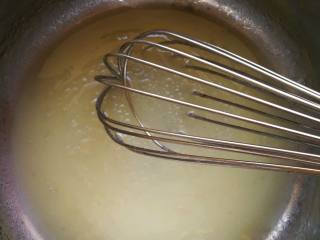 红丝绒裸蛋糕（6寸）,盆内倒入玉米油、牛奶或水，把打蛋器搅打到完全融合。