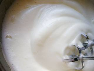 红丝绒裸蛋糕（6寸）, 打至泡沫细腻时再加入三分之一白糖继续打发。
