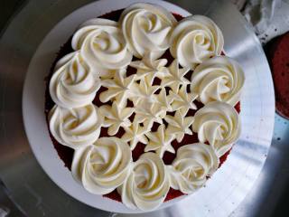 红丝绒裸蛋糕（6寸）,裱花袋转一圈半就是一朵花，第一次挤可以从盆里先练习一下。中间随意挤，水果切丁撒入中间。