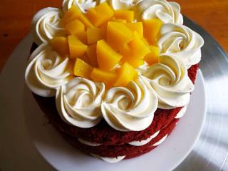红丝绒裸蛋糕（6寸）,第二层形同。最上面水果堆的糕点。黄色的芒果和黄桃颜色比较配。
