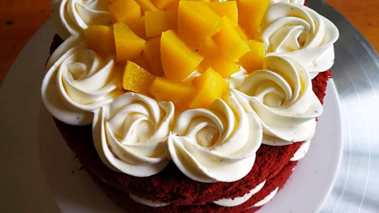红丝绒裸蛋糕（6寸）,第二层形同。最上面水果堆的糕点。黄色的芒果和黄桃颜色比较配。
